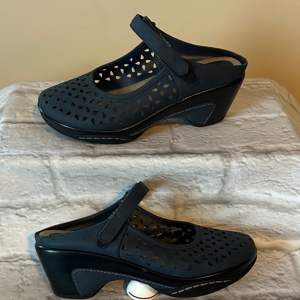 Rialto Vienna Navy and  Black Cutout Clogs Size 8.5